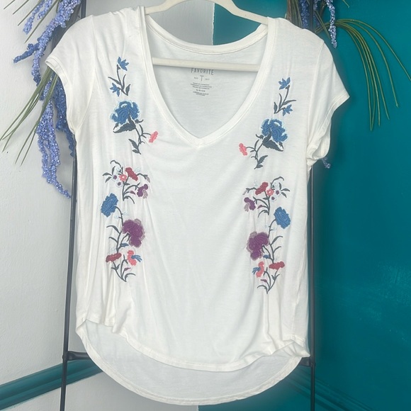American Eagle Outfitters Tops - American Eagle size small embroidered white short sleeve V-neck T-shirt